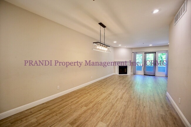 Building Photo - Awesome 2Br/2Ba Condo with W/D and Newer F...