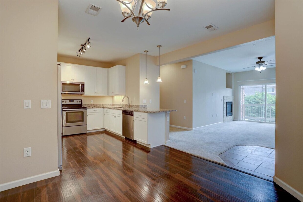 Foto principal - 2nd Floor, 2 bed, 2bath, Community Pool!