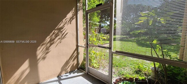 Foto del edificio - 9410 Live Oak Pl
