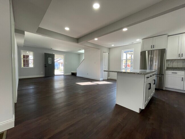 Building Photo - 202 N Hamilton Ave