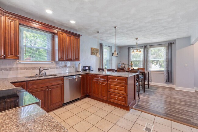 Foto del edificio - Welcome to this beautifully maintained 4-b...