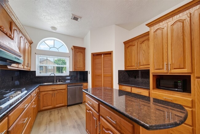 Building Photo - 7403 Oak Walk Dr