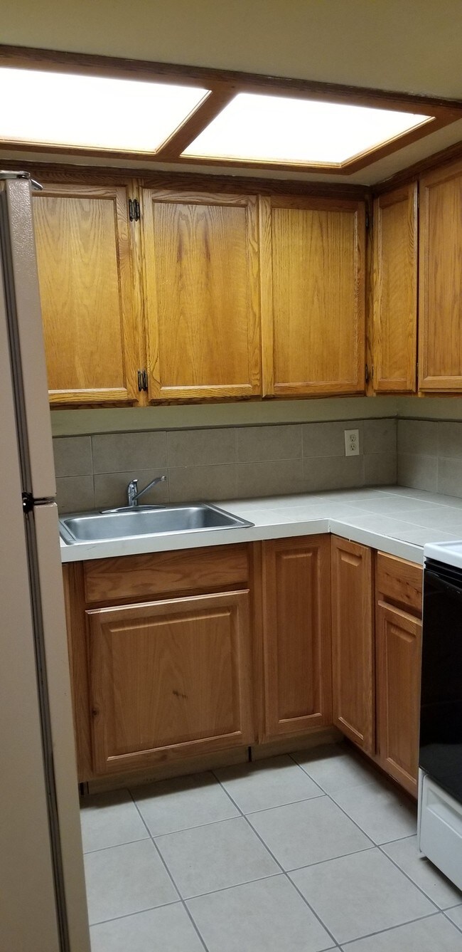 Building Photo - Lower Level Daylight Apartment near NNU