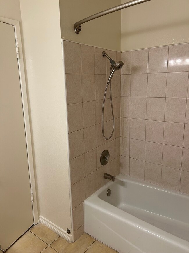 Foto del edificio - GREAT UPSTRS CONDO FOR LEASE!