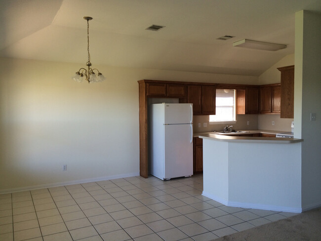 Building Photo - Duplex *LEASING SPECIAL AVAILABLE*