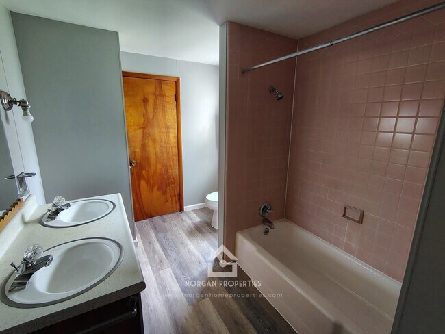 Foto del edificio - 623 W Jefferson St