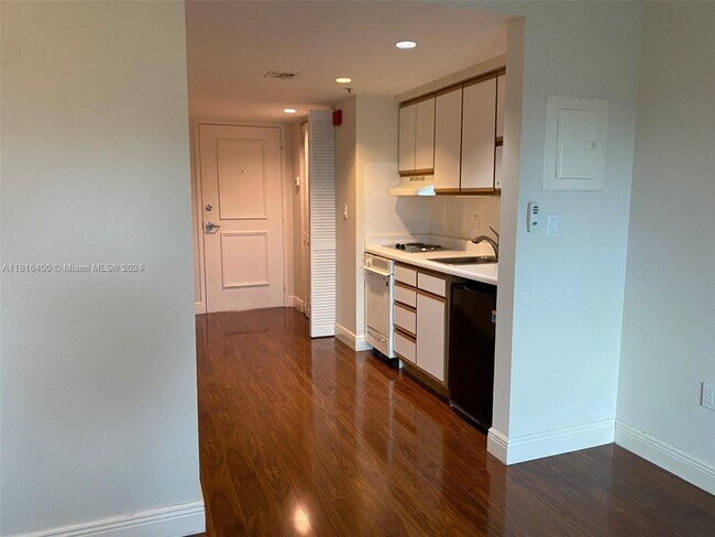 Building Photo - 5715 Sunset Dr