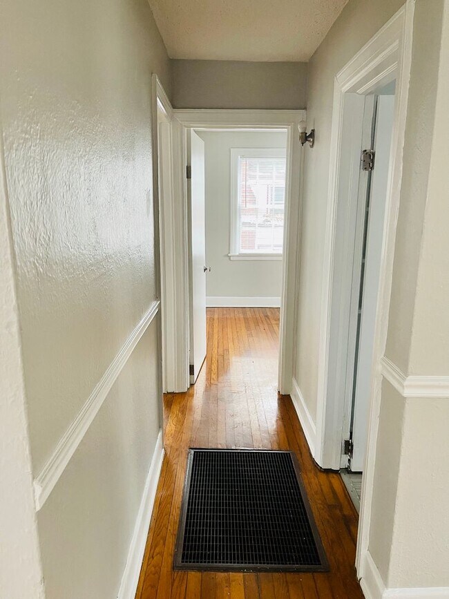 Building Photo - Charming 3 bedroom 1 bath Single Family Ho...