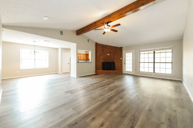 Foto del edificio - 7618 Creek Wood Dr