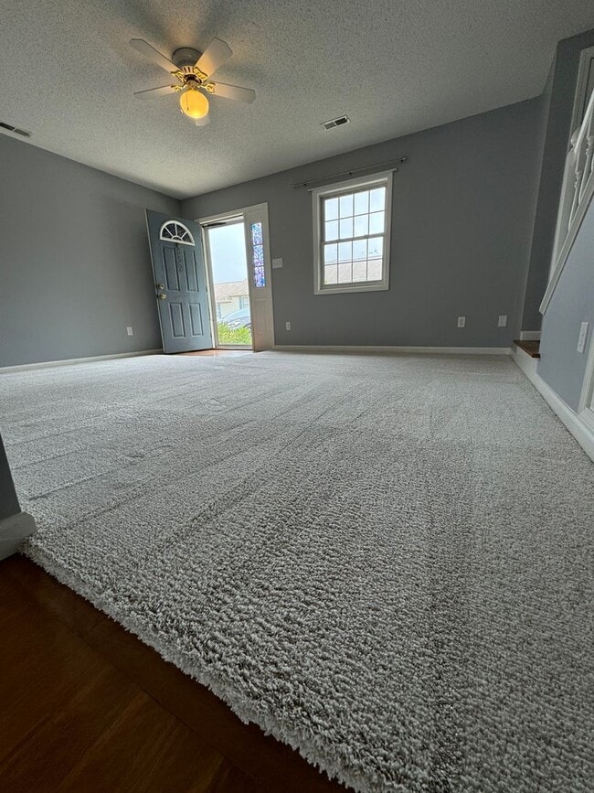 Building Photo - 2 Bedroom Condo! Available AUGUST 2026!  M...