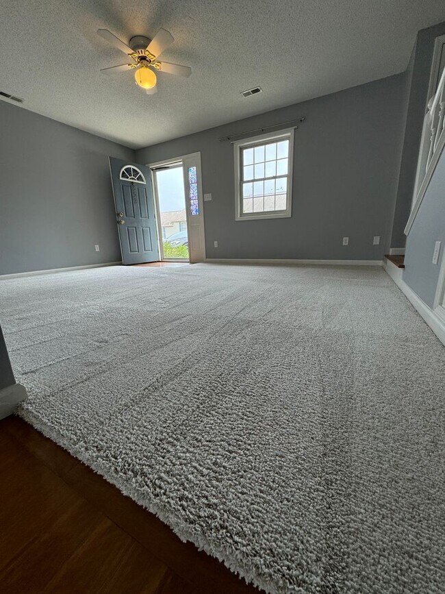 Foto del edificio - 2 Bedroom Condo! Available AUGUST 2026!  M...