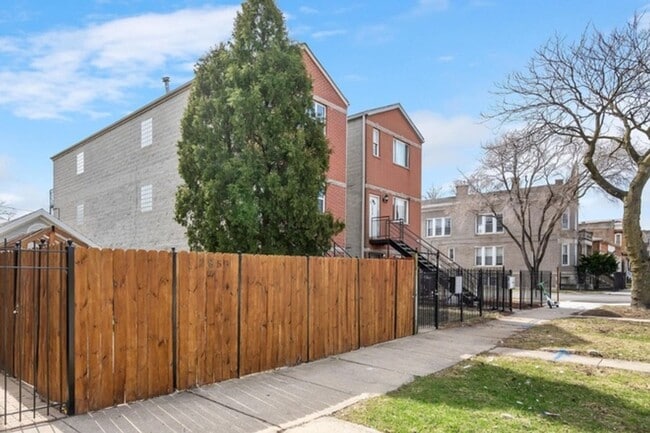 Building Photo - 2855 W Arthington St