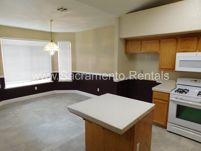 Foto del edificio - A Spacious Lincoln 3bd/2ba Home with 3 Car...