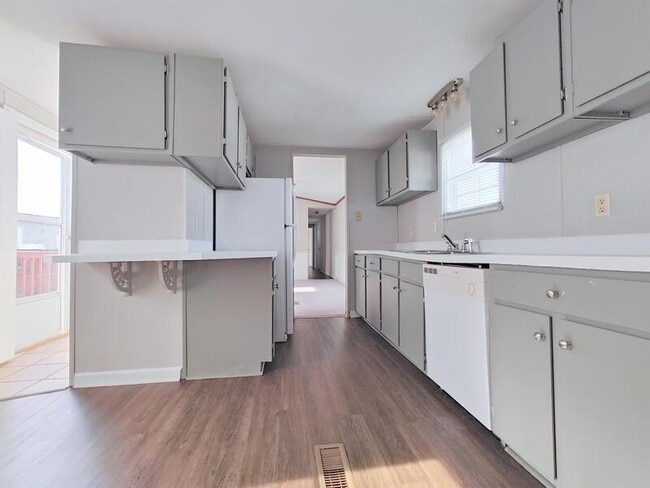 Building Photo - 504 Sunshine Dr