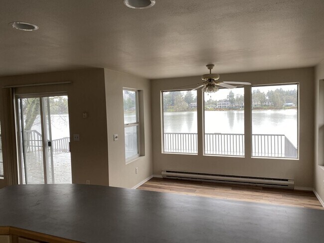 Foto del edificio - Lakeside living in Ocean Shores, 3 bed, 2 bath, large deck and own dock.