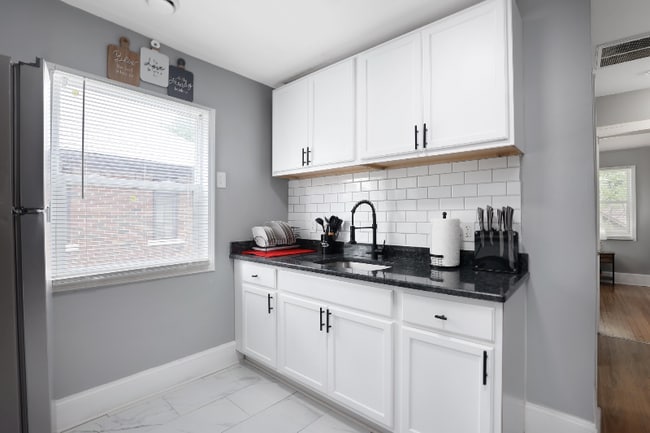 Foto del edificio - 3638 Bedford St