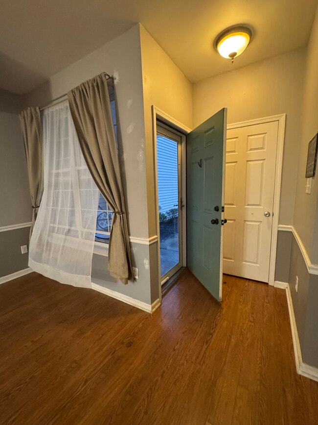 Building Photo - 603 London Court II