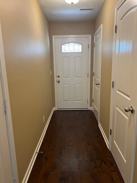 Building Photo - 904 Azeri Ave