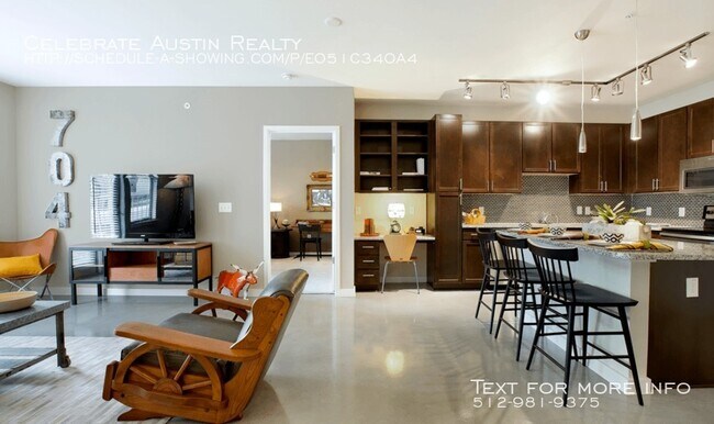 Building Photo - 704