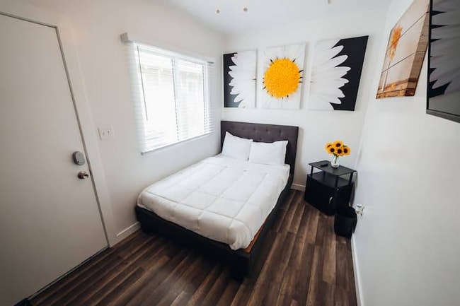 Foto del edificio - 2115 N Raymond Ave