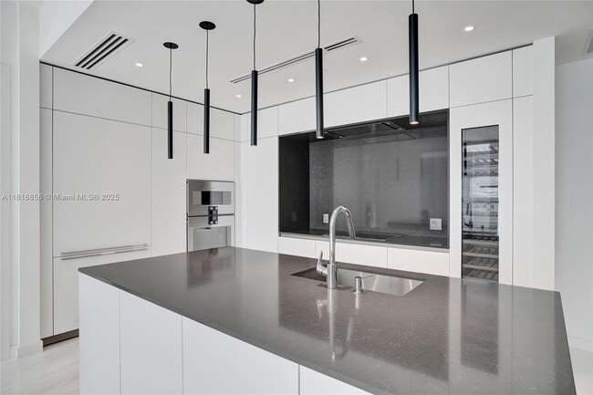 Building Photo - 300 Biscayne Blvd Way