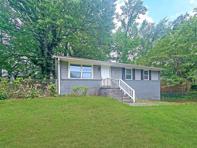 Building Photo - Spacious 4 Bedroom Home Near University Av...