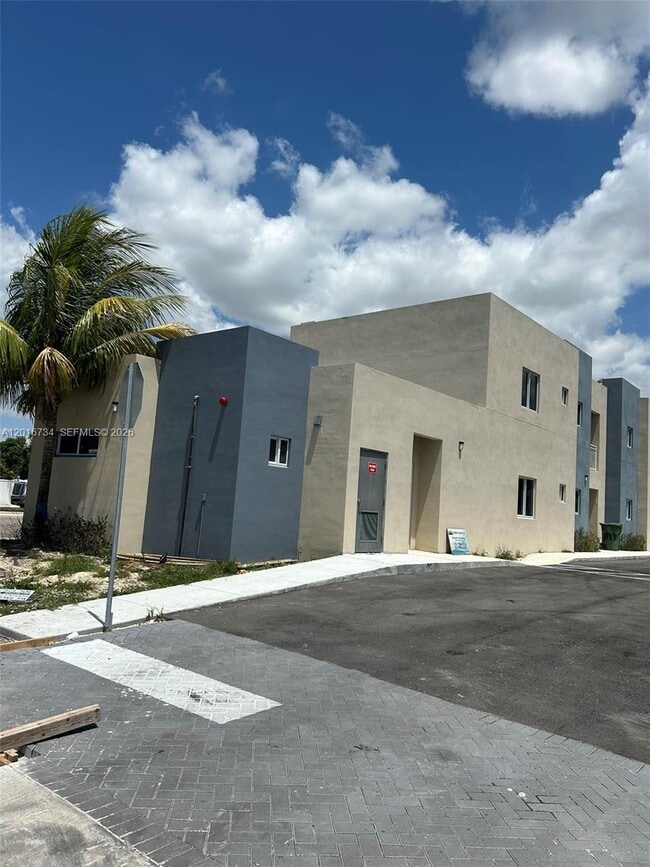 Building Photo - 811 E 52nd St