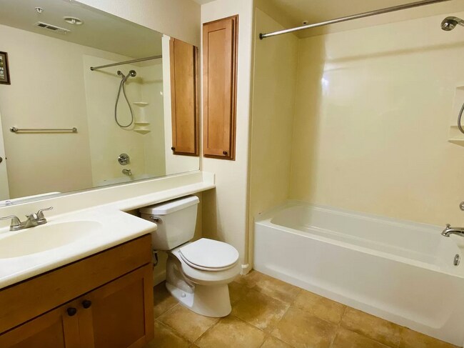 Building Photo - Beautiful and Bright 2 Bedroom 2 Bath Luxu...