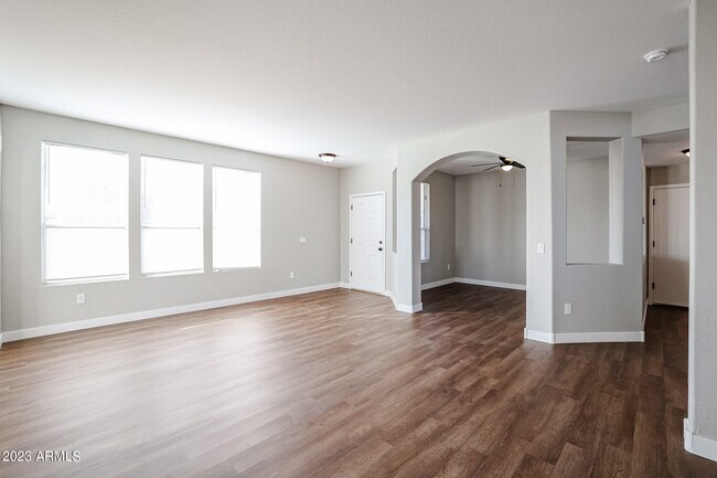 Building Photo - 13441 W Rose Ln