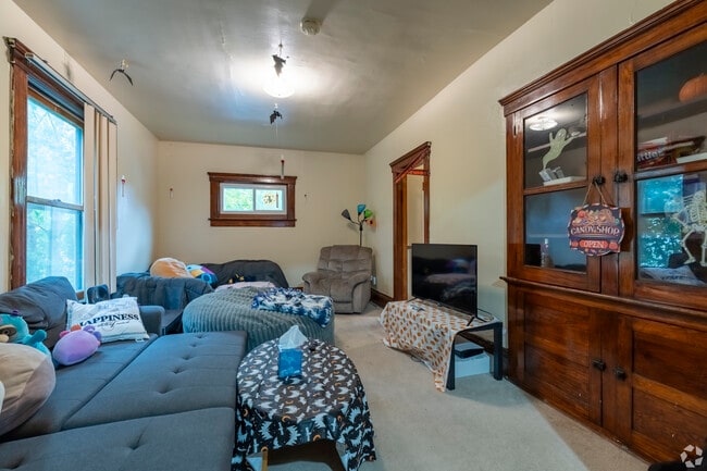 Building Photo - 807 S Main St