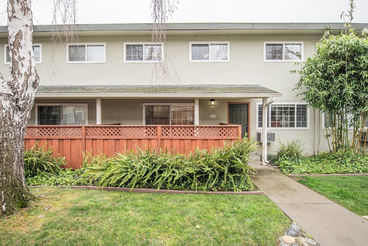 Foto principal - COMMUTER'S DREAM! 3BR/2.5BA Located In The...
