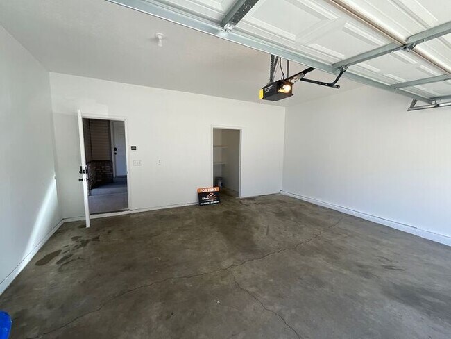 Building Photo - Twin Home 7 Bedrooms 3 Full baths- 2 Car g...
