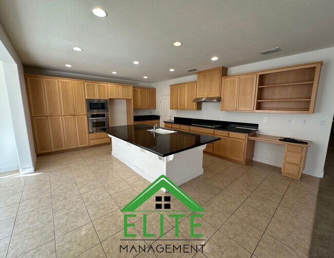 Building Photo - Spacious and Stylish 4-Bedroom Home in Des...