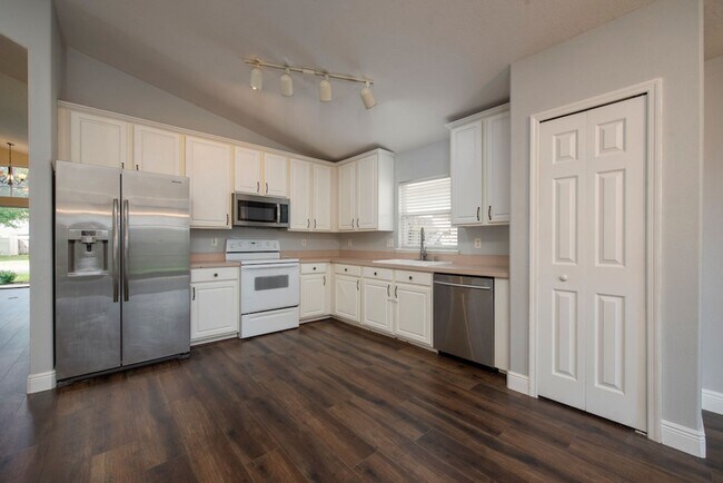Building Photo - Nice, Updated 3/2 House with Garage in Wav...