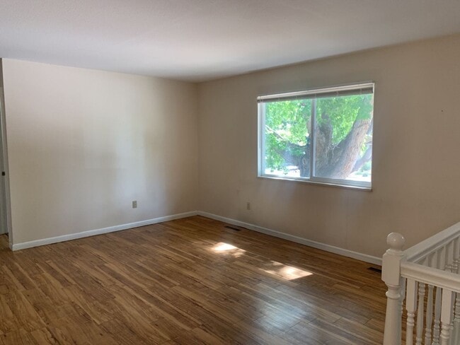 Building Photo - Mid-Town Single Family Home w/ Spacious Fenced Yard