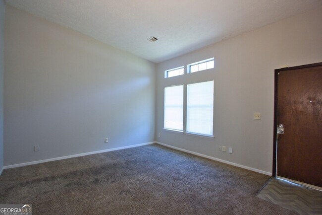 Foto del edificio - 2414 Leslie Brook Dr