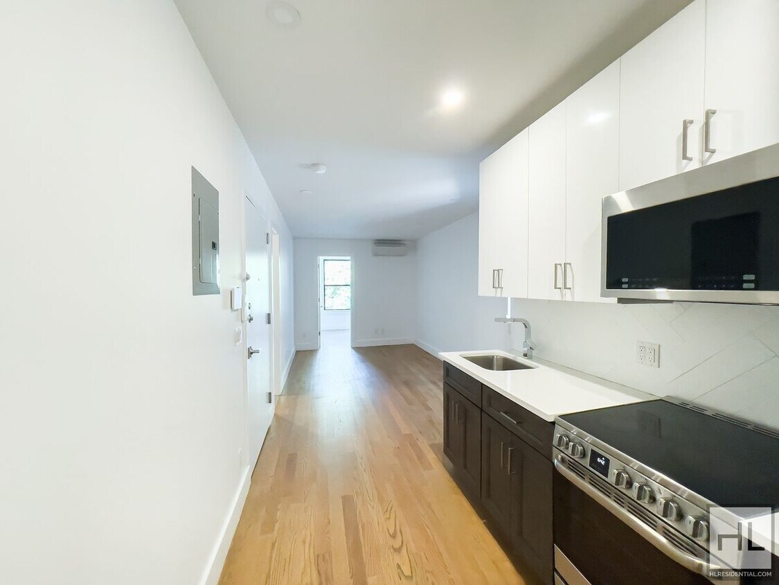 Primary Photo - DEKALB AVENUE / Spacious 4-Bed 2-Bath / Gr...