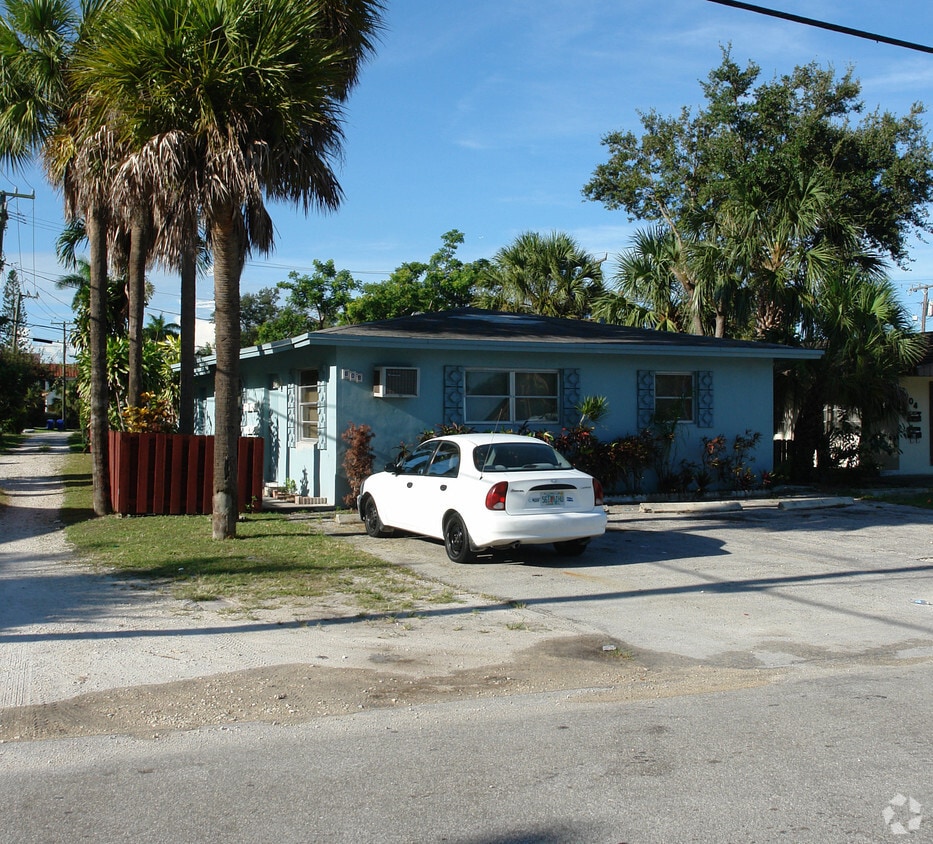 Building Photo - 808 SE 18th Ct