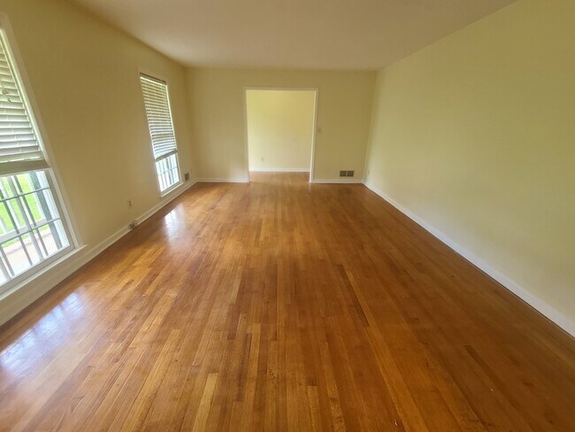 Building Photo - 842 S Deshon Rd