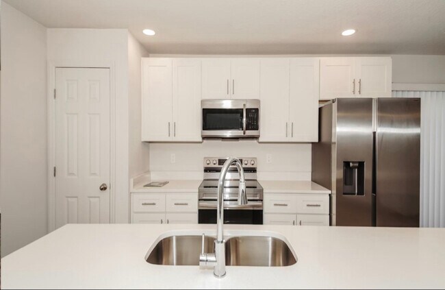 Building Photo - 9 Philmont Ln