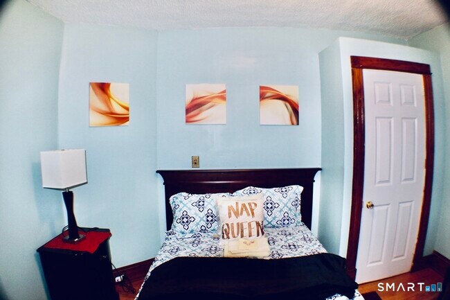 Foto del edificio - 51 Brownell Ave