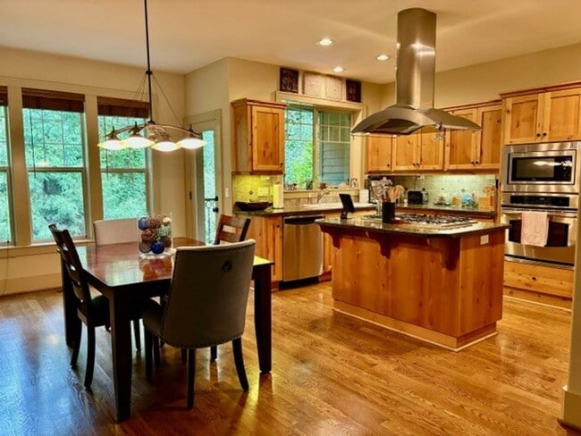 Building Photo - Beautiful Lake Oswego Newer Townhome Walking Distance to Zupans, Starbucks and Shops!