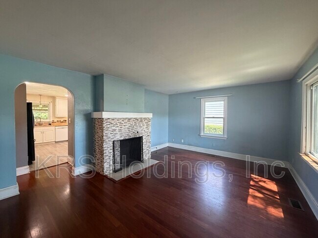 Building Photo - 606 E Bayview Blvd