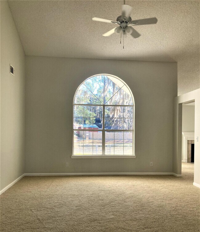 Building Photo - 105 Laurens Ln