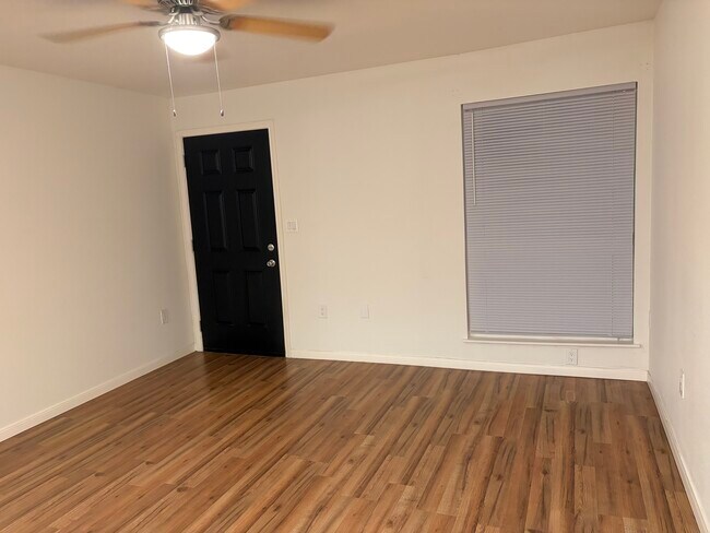 Amplia sala de estar - 3022 Forest Ln
