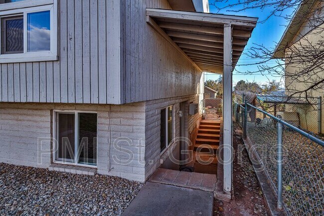 Building Photo - 328 Pectol St