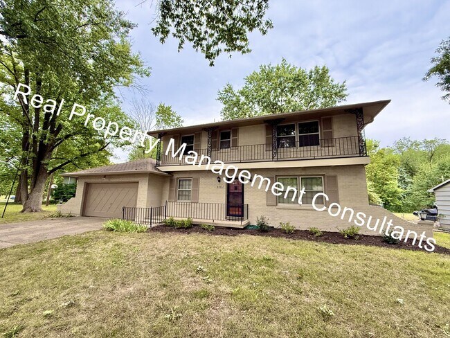 Building Photo - 4 bed | 2.5 bath Home In Shawnee Mission S...