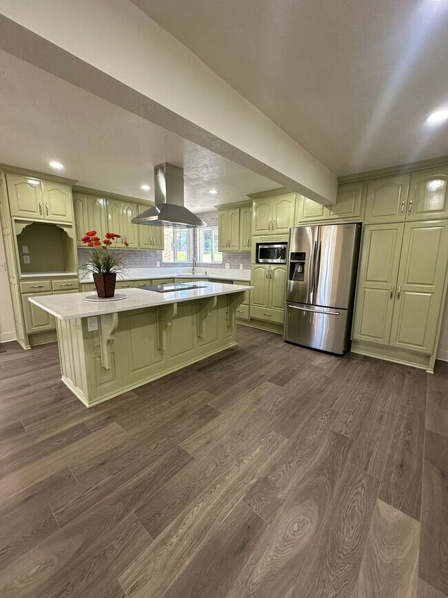 Foto del edificio - Modern 4-Bedroom South Ogden Home with 2 K...