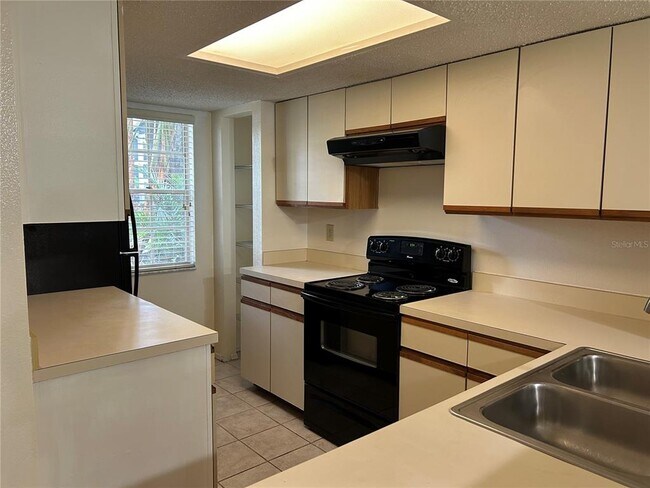 Foto del edificio - 2143 Fox Chase Blvd