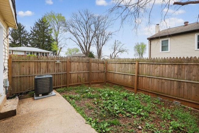 Building Photo - 3 Bedroom End Unit Townhouse in Culpeper